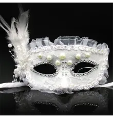 Beyaz Renk Yandan Tüylü İnci İşlemeli Taşlı Dantelli Parti Maskesi 17x12 cm