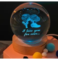 Dekoratif Öpüşen Sevgili Tasarımlı Ahşap altlıklı Işıklı Cam Küre Büyük Boy