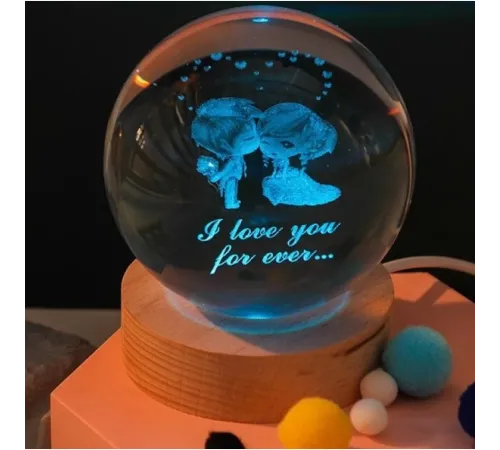 Dekoratif Öpüşen Sevgili Tasarımlı Ahşap altlıklı Işıklı Cam Küre Büyük Boy