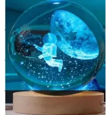 Dekoratif Uçan ASTRONOT Tasarımlı Ahşap altlıklı Işıklı Cam Küre Büyük Boy Cam:8cm Ahşap:2cm