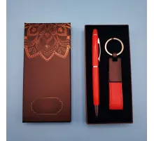 Kırmızı Anahtarlık Ve Kalem