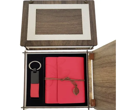 Özel Ahşap Kutulu Kırmızı Deri Defter ve Anahtarlık Set