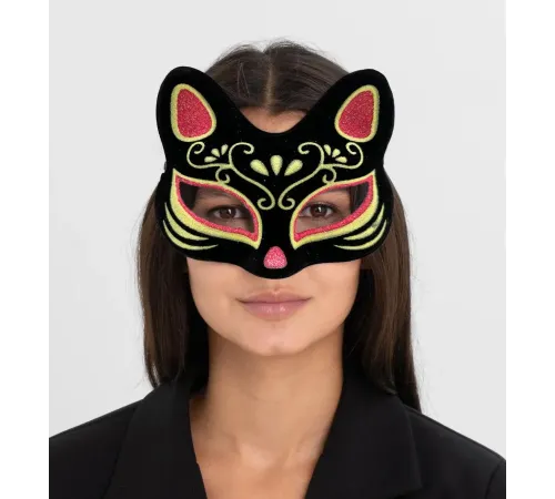Siyah Renk Süet Kaplama Üzeri Kırmızı Sarı Simli Kedi Maskesi 17x14 cm