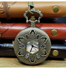 Yaprak Motifli Köstekli Cep Saati