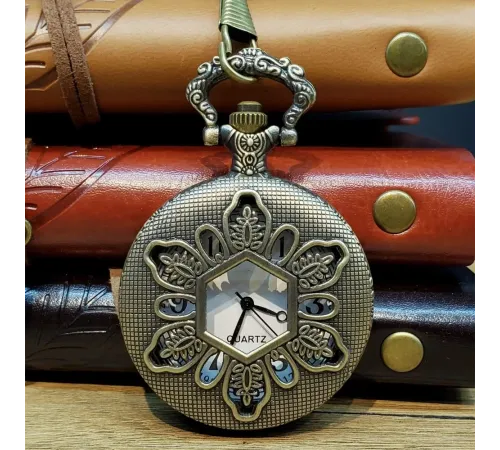 Yaprak Motifli Köstekli Cep Saati