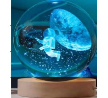 Dekoratif Uçan ASTRONOT Tasarımlı Ahşap altlıklı Işıklı Cam Küre Büyük Boy Cam:8cm Ahşap:2cm