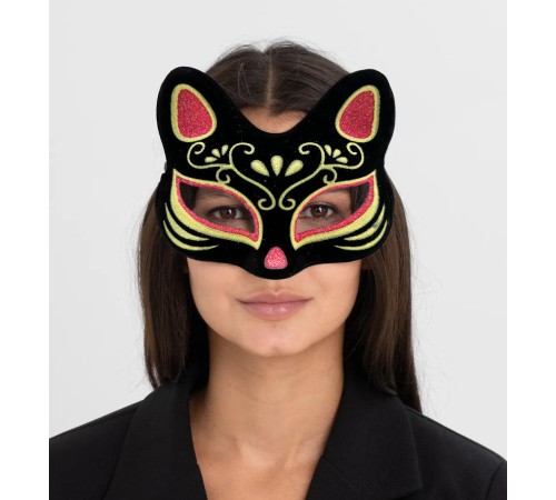 Siyah Renk Süet Kaplama Üzeri Kırmızı Sarı Simli Kedi Maskesi 17x14 cm