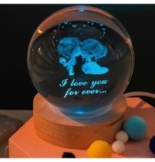 Dekoratif Öpüşen Sevgili Tasarımlı Ahşap altlıklı Işıklı Cam Küre Büyük Boy