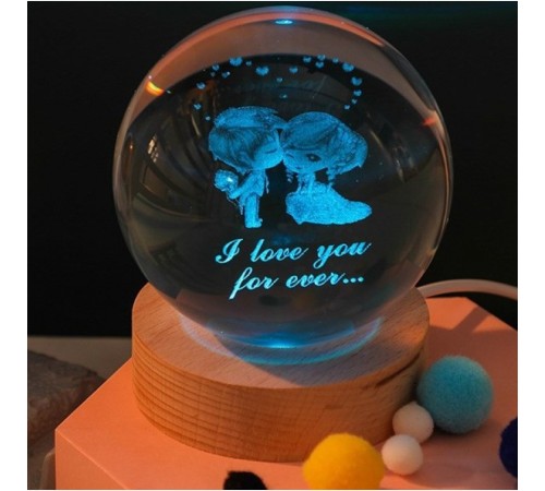 Dekoratif Öpüşen Sevgili Tasarımlı Ahşap altlıklı Işıklı Cam Küre Büyük Boy